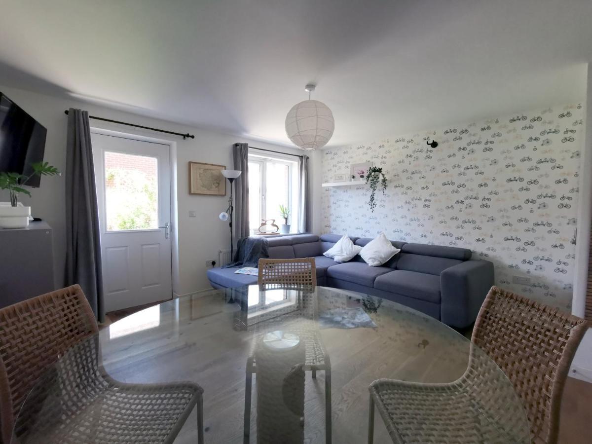 2 Bedroom House With Free Parking Lyme Regis Esterno foto